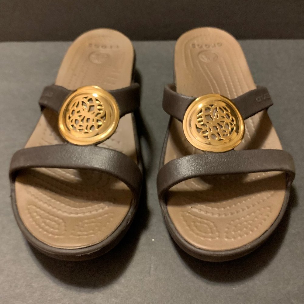CROCS Women's Sanrah Circle Medallion Brown Rubber Slip/Slide-On Sandals Size 6